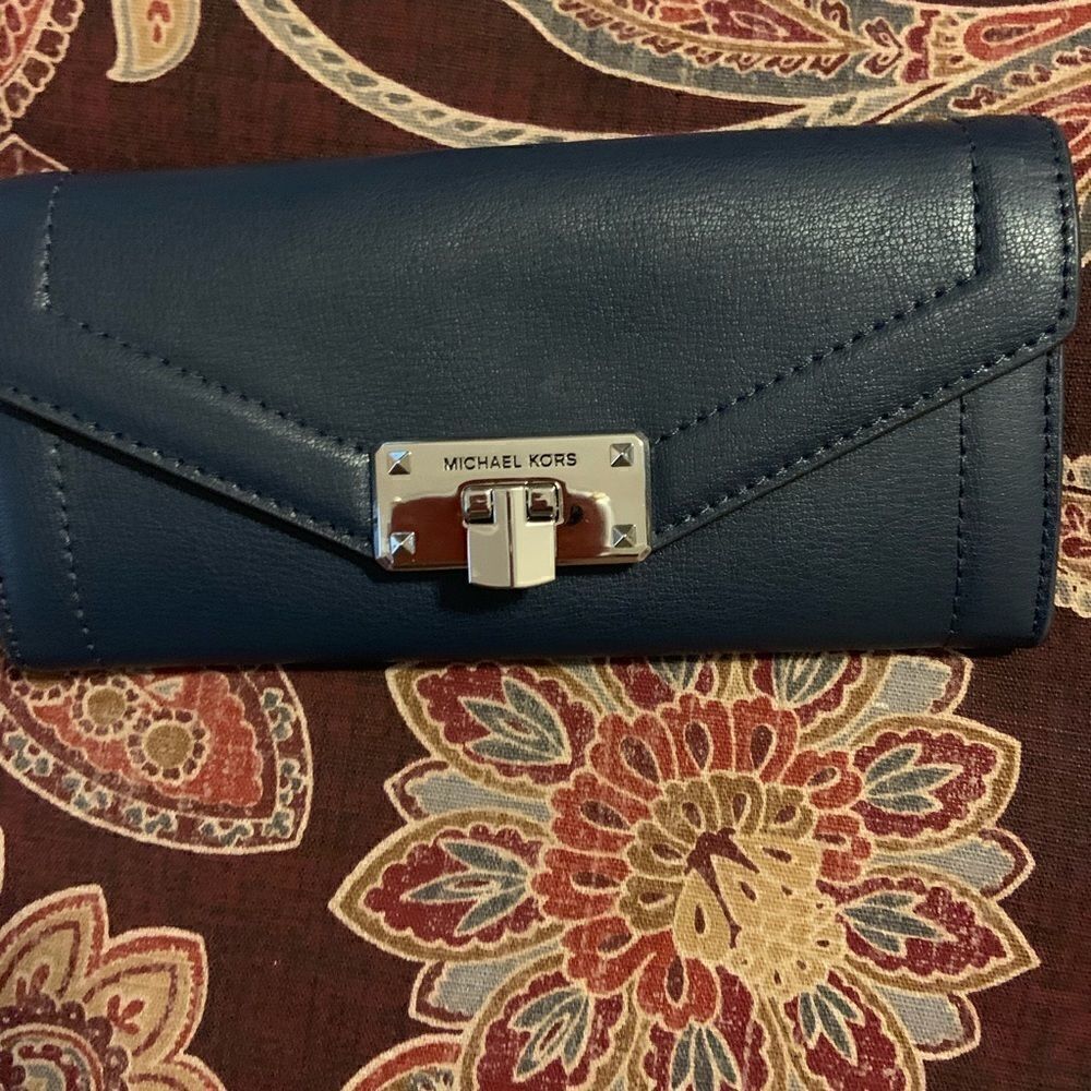 NWT Michael Kors Kinsley Carryall Wallet